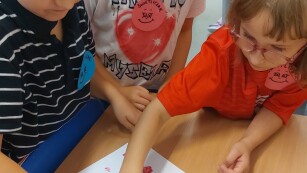Dzieci robią odcisk palca na papierze