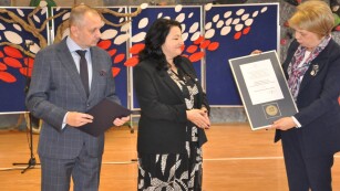 dyrektor szkoły odbiera medal nadany szkole przez prezydenta Lublina