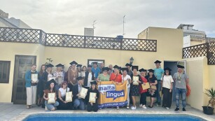 fotografia grupowa uczestników kursu językowego na Malcie