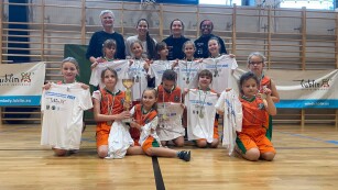 drużyna SP 28 z opiekunem oraz koszykarkami AZS UMCS Lublin
