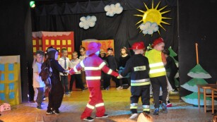 aktorzy - strażacy w tańcu