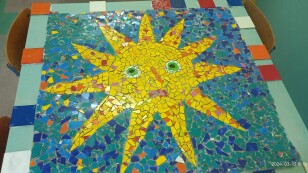 słońce wykonane techniką mozaiki