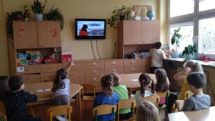 dzieci oglądają film przyrodniczy