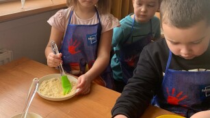 dzieci w pracowni kulinarnej podczas przygotowywania cebularzy