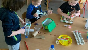 dzieci tworzą zabawki z recyklingu