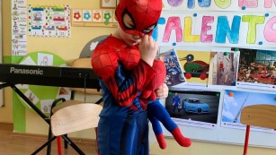 chłopiec w stroju Spidermana