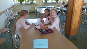 uczennice klasy 3c podczas konkursu ekologicznego