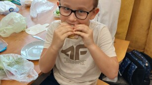 uczeń spożywa kanapkę