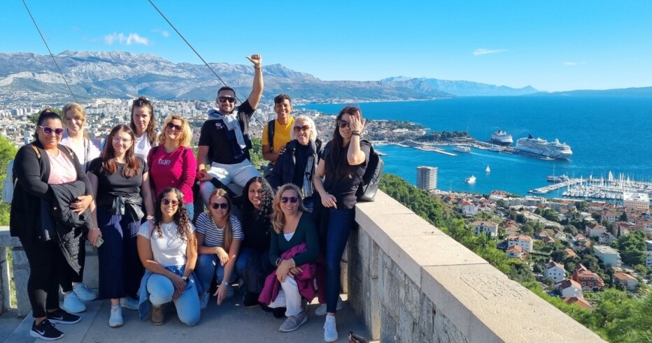 wspólna fotografia na tle panoramy Splitu