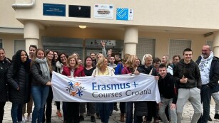 grupowe zdjęcie uczestników projektu Erasmus+