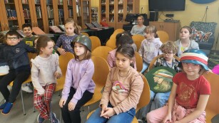grupa uczniów podczas spotkania w czytelni szkoły