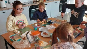 uczniowie wykonują kanapki w pracowni kulinarnej