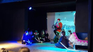 święty Mikołaj ćwiczy na rowerku