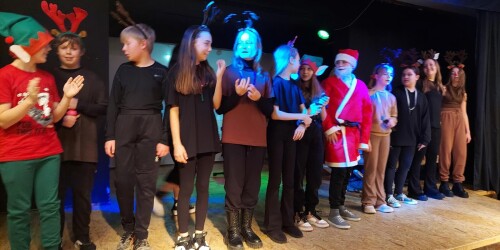 renifery i święty Mikołaj na scenie