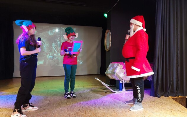 elfy i święty Mikołaj podczas przedstawienia