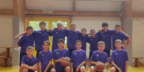 drużyna z klas piątych w koszykówce chłopców