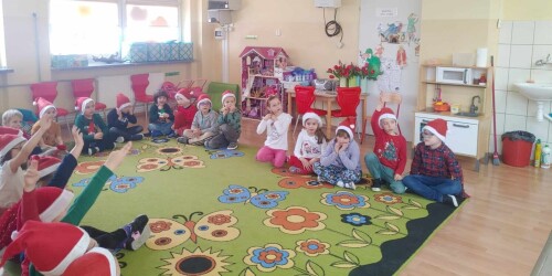 dzieci czekające na prezent od Świętego Mikołaja