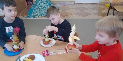 chłopcy podczas wykonywania rakiet kosmicznych z owoców