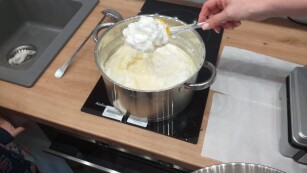 proces łączenia białek z ciastem