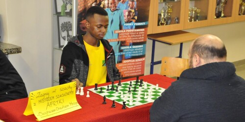 partia szachów na szkolnym holu z mistrzem Afryki