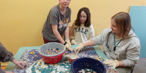 grupa uczennic w pracowni podczas pracy nad mozaiką