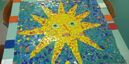 słońce wykonane techniką mozaiki