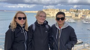 nauczycielki na tle maltańskiej wyspy