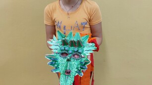uczennica wraz z nagrodzoną maską karnawałową