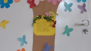 wiosenne drzewo na drzwiach klasy