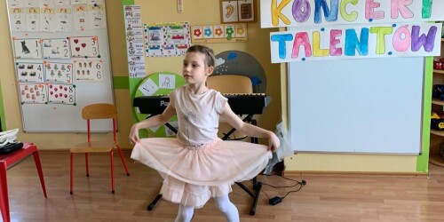 dziewczynka tańczy balet