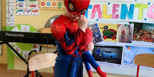 chłopiec w stroju Spidermana