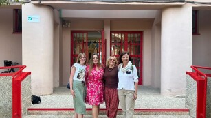 polskie nauczycielki przed szkołą w Santomerze