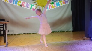 dziewczynka prezentuje taniec baletowy