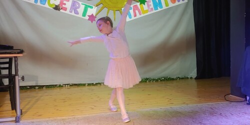 dziewczynka prezentuje taniec baletowy