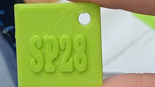 brelok wydrukowany w technice 3D z napisem SP 28