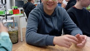 chłopiec w okularach wydrukowanych na drukarce 3D