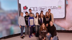 uczniowie z nauczycielką w studio telewizyjnym