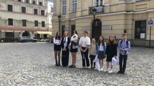 uczniowie z naszej szkoły stoją przed budynkiem Trybunału Koronnego w Lublinie