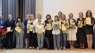 grupa nagrodzonych uczniów wraz z nauczycielami i przedstawicielami władz miasta