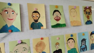 portrety rodziców namalowane przez dzieci